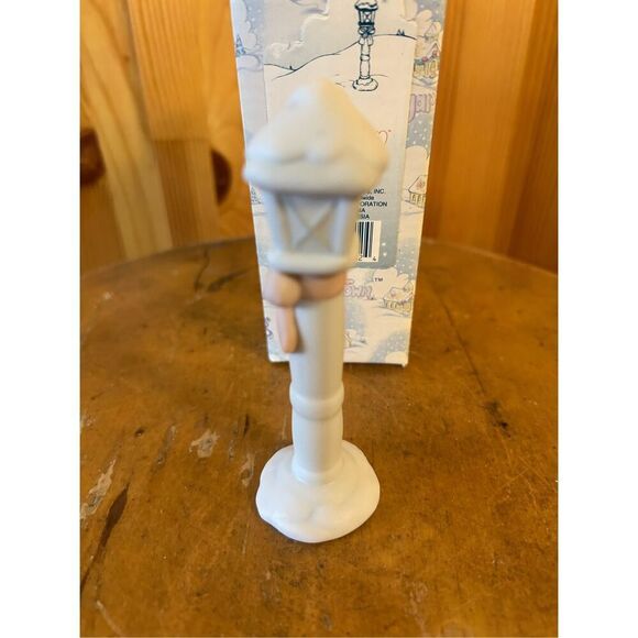 PRECIOUS MOMENT FIGURINE 529559  LAMP POST  SUGAR TOWN 1994  RETIRED (8442) - Picture 2 of 7